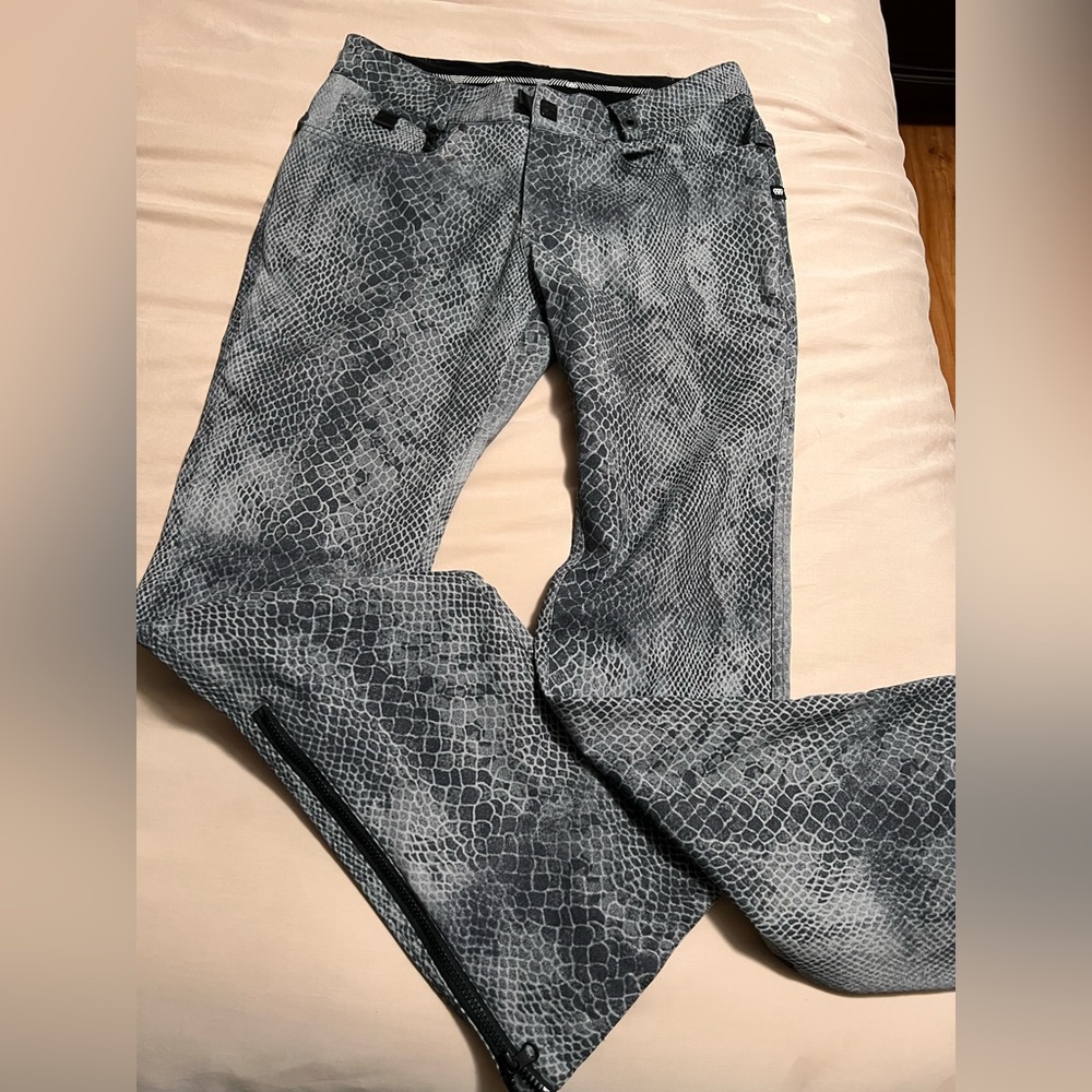 Women’s snowboarding pants 686